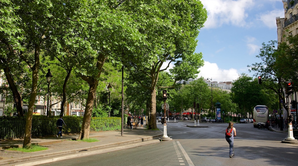 11th Arrondissement showing a park and street scenes