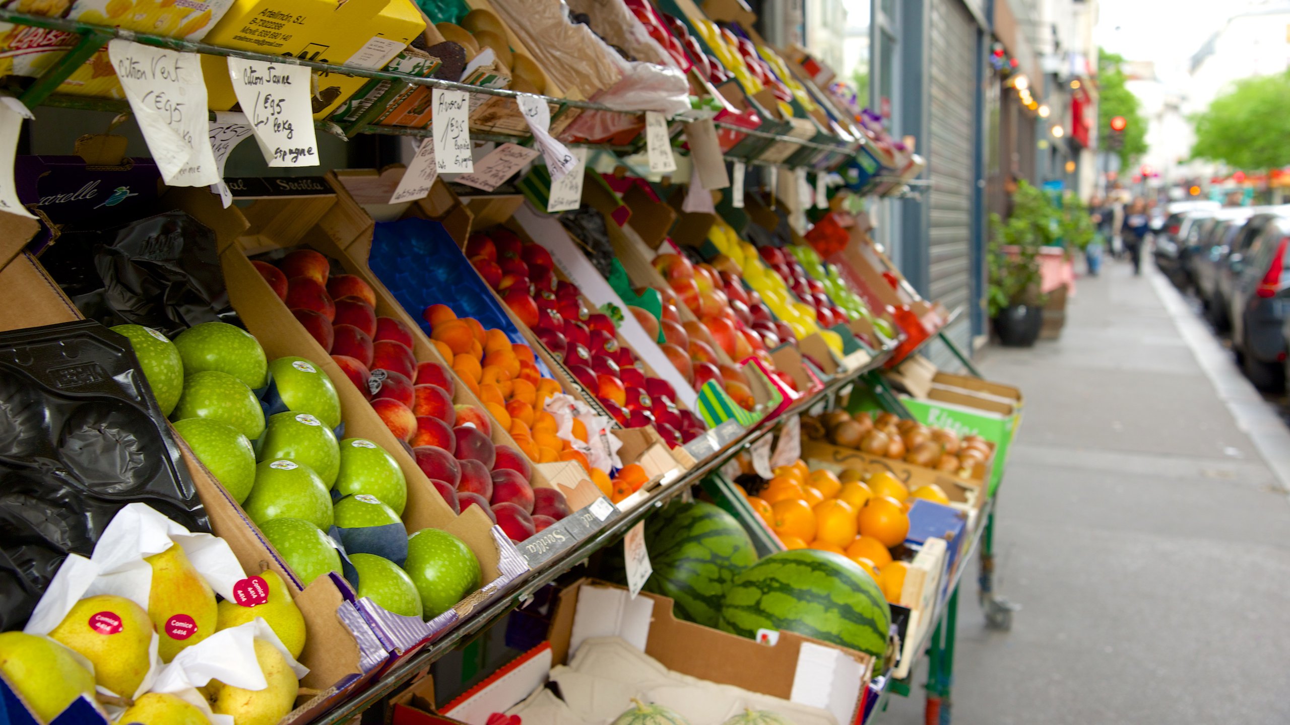 11th Arrondissement showing food