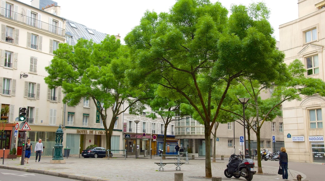 14th Arrondissement showing a city and street scenes