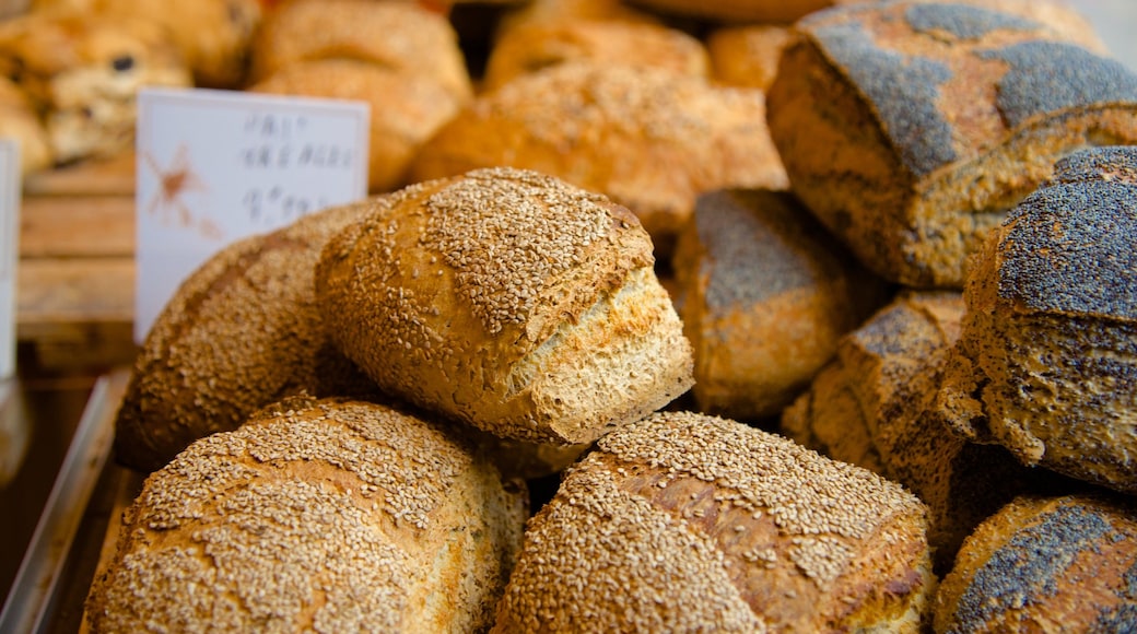 14th Arrondissement showing food