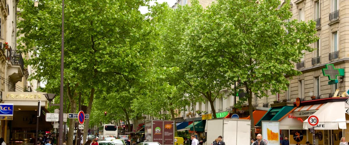 17e arrondissement bevat straten, fietsen en een stad