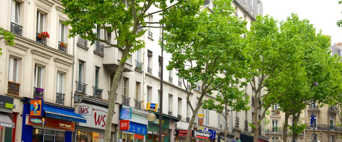 17th Arrondissement which includes a city and street scenes