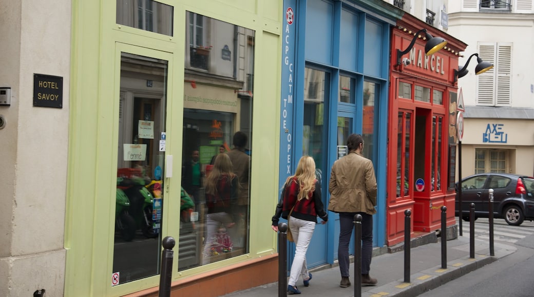 17e arrondissement mettant en vedette scènes de rue aussi bien que couple