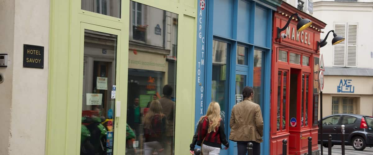 17e arrondissement toont straten en ook een stel
