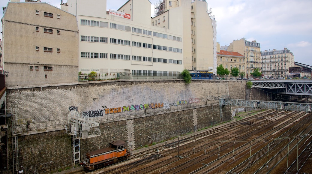 17th Arrondissement showing railway items and a city