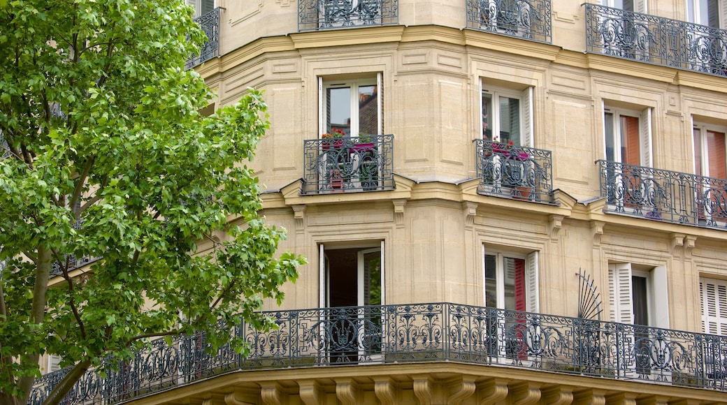 17th Arrondissement showing heritage elements and a city