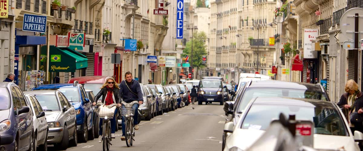 17th Arrondissement showing street scenes, road cycling and a city