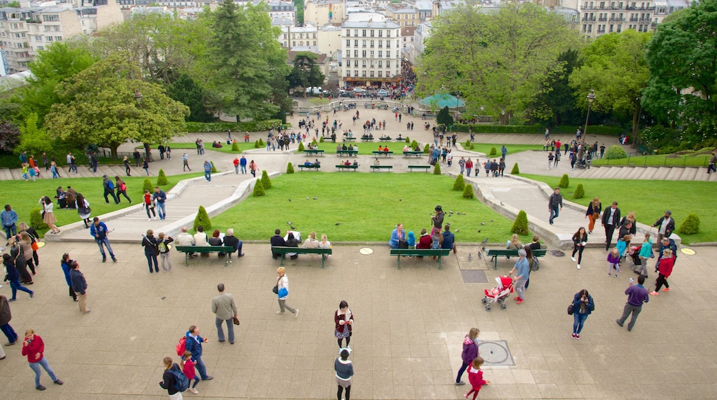 18th Arrondissement which includes a square or plaza, a city and a garden