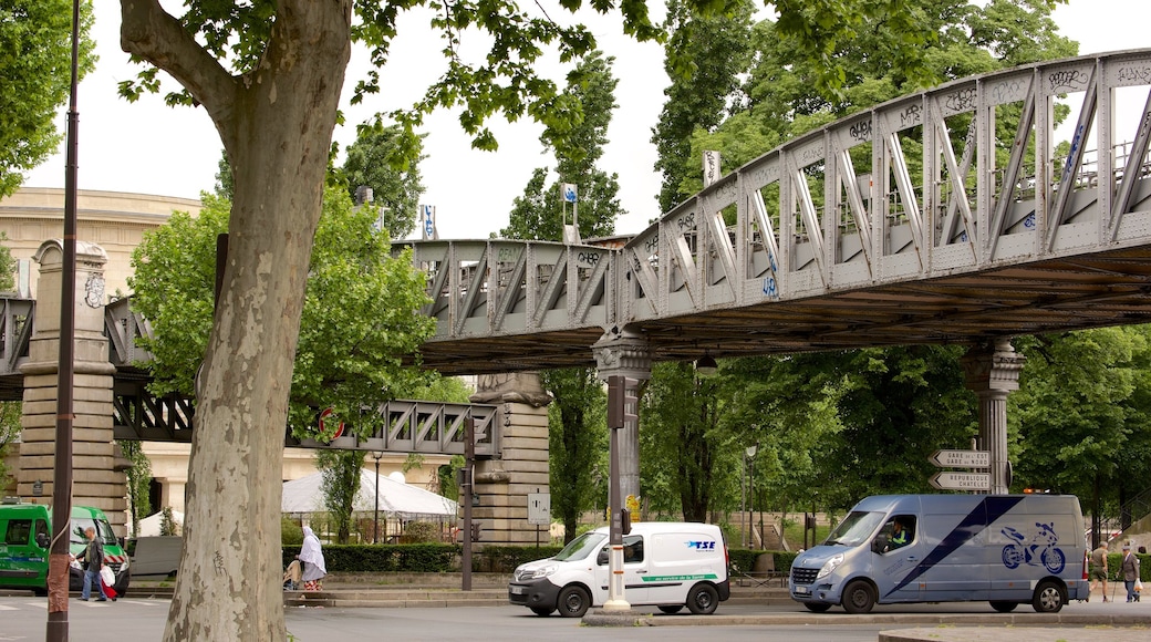 18th Arrondissement showing a bridge and street scenes