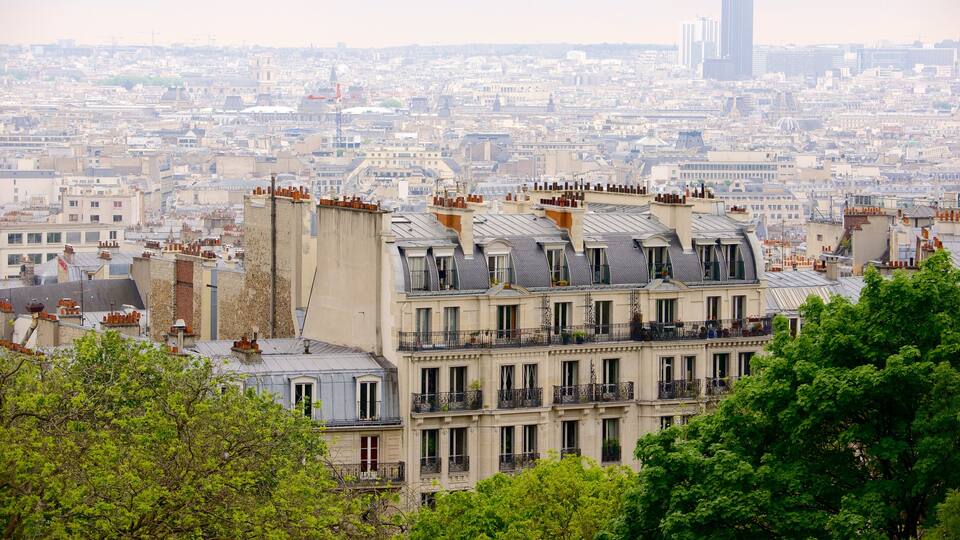 18th Arrondissement featuring a city and skyline