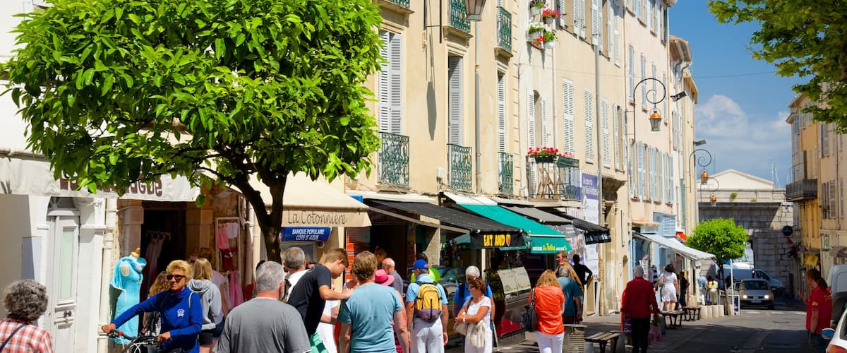 Antibes featuring a city and street scenes as well as a large group of people