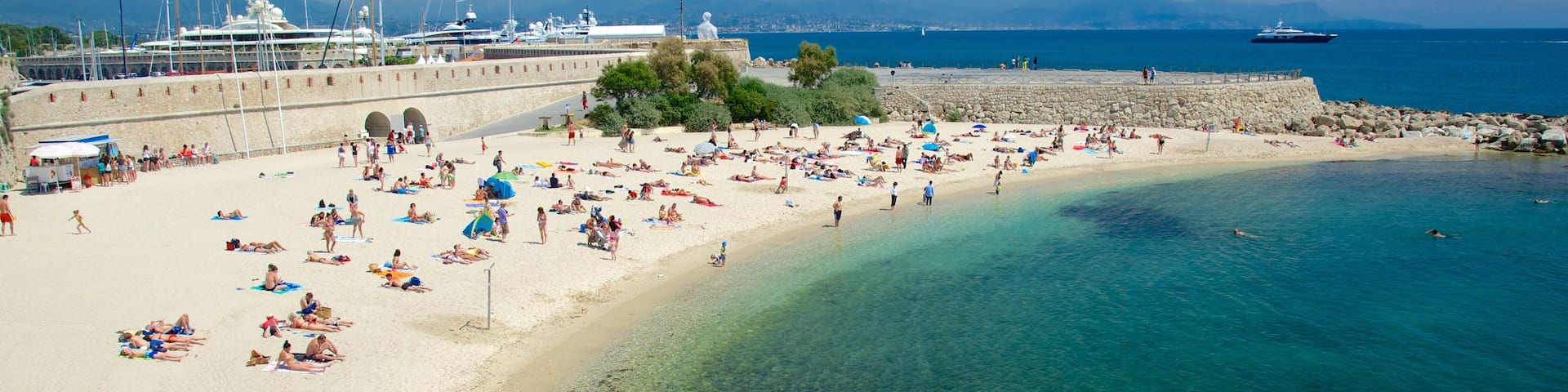 Antibes qui includes plage aussi bien que important groupe de personnes