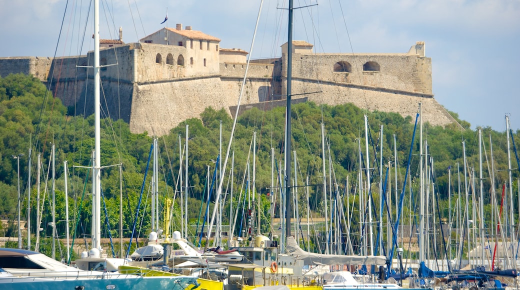 Antibes ofreciendo un castillo y un puerto deportivo