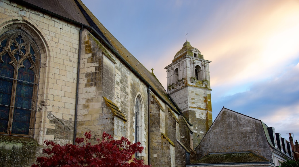 Amboise som inkluderar en kyrka eller katedral och historiska element