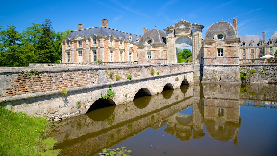 Château de la Ferté-St-Aubin toont een brug, een klein stadje of dorpje en een rivier of beek