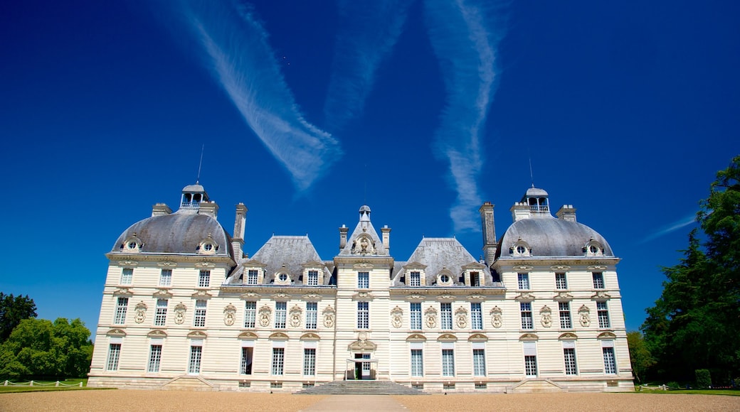 Chateau de Cheverny que incluye arquitectura patrimonial y castillo o palacio