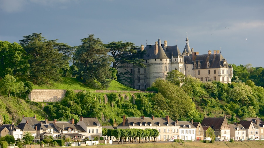 Schloss Chaumont mit einem ruhige Szenerie, Kleinstadt oder Dorf und Burg