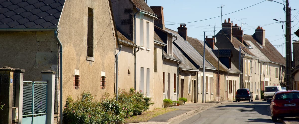 Veuves showing street scenes and a small town or village