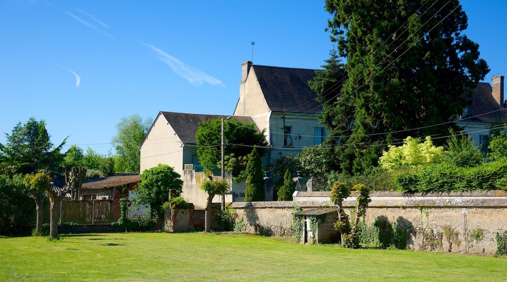 Veuves das einen Garten und Kleinstadt oder Dorf