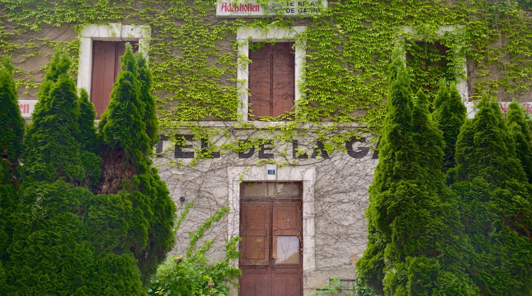 Valencay featuring a hotel, signage and a garden