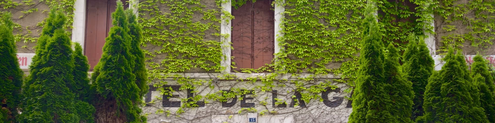 Valencay which includes a hotel, a garden and signage
