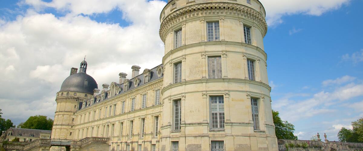 Chateau de Valencay featuring château or palace and heritage architecture