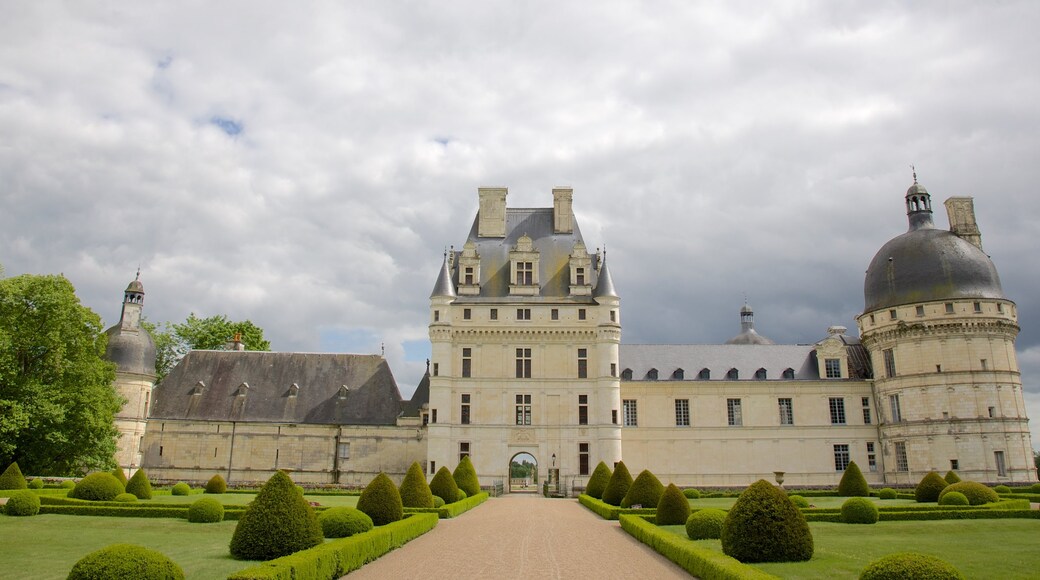 Chateau de Valencay che include parco, castello o palazzo e architettura d\'epoca