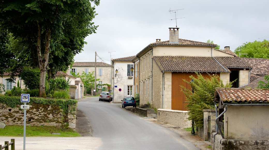 Sauternes showing a small town or village