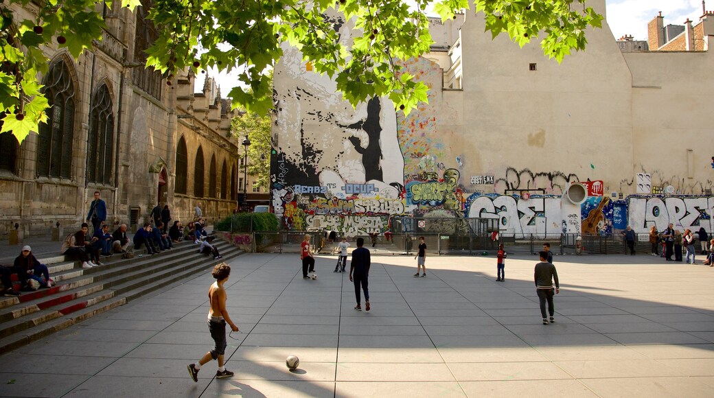 Marais - Pompidou - Notre-Dame ofreciendo arte al aire libre y un parque o plaza y también niños