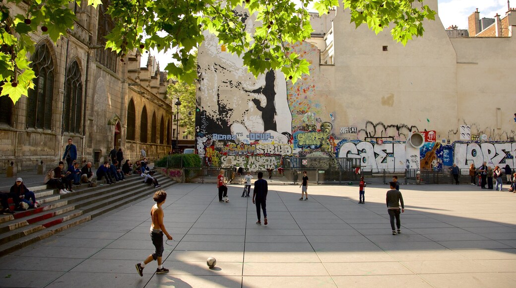 Marais - Pompidou - Notre Dame de Paris which includes a square or plaza and outdoor art as well as children