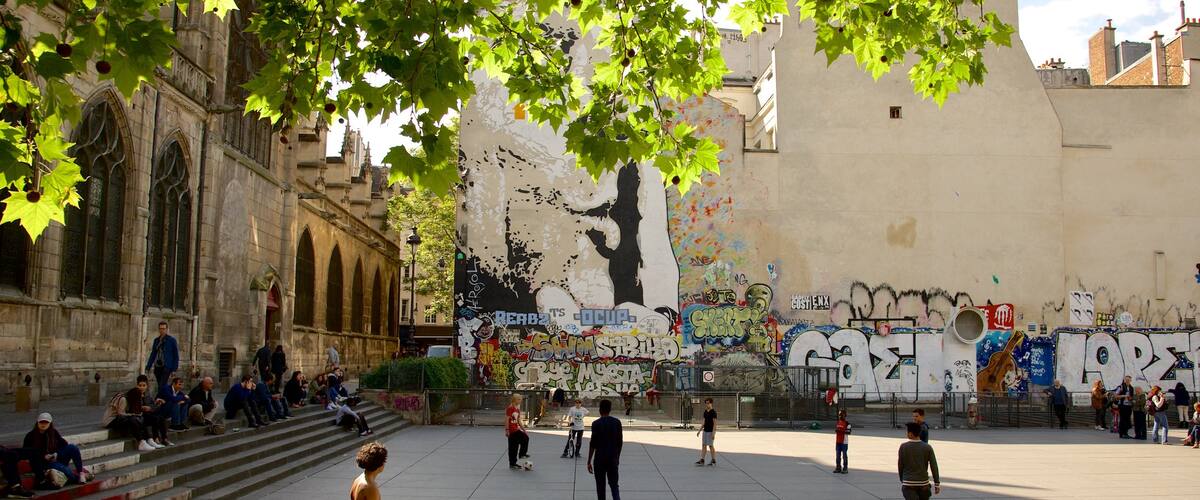 Marais - Pompidou - Notre-Dame-de-Paris mettant en vedette art en plein air et square ou place aussi bien que enfants