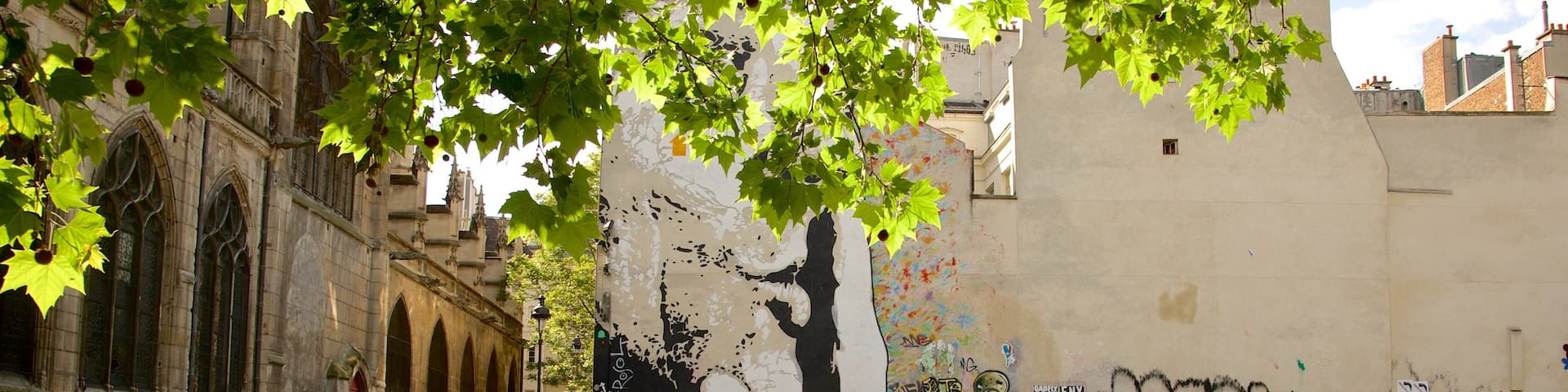 Marais/Pompidou/Notre-Dame de Paris mit einem Platz oder Plaza und Outdoor-Kunst sowie Kinder