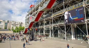 Marais - Pompidou - Notre Dame de Paris som inkluderar ett torg och modern arkitektur såväl som en stor grupp av människor