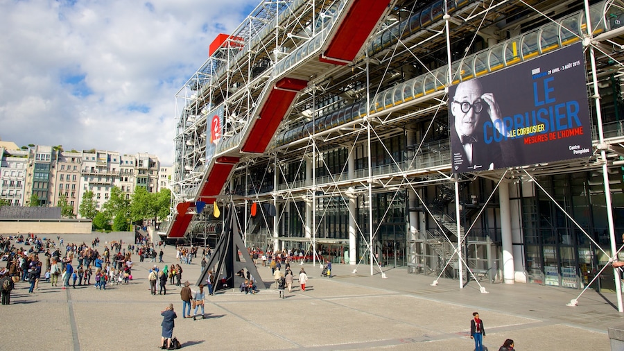 Marais - Pompidou - Notre Dame de Paris som viser moderne arkitektur og en plads eller et torv såvel som en stor gruppe mennesker