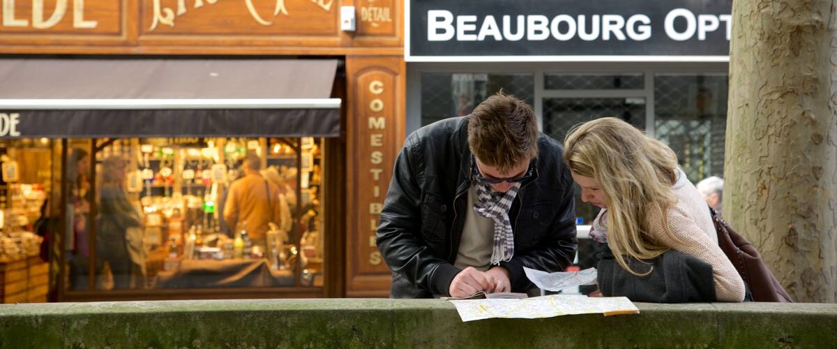 Marais - Pompidou - Notre-Dame-de-Paris mettant en vedette signalisation aussi bien que couple