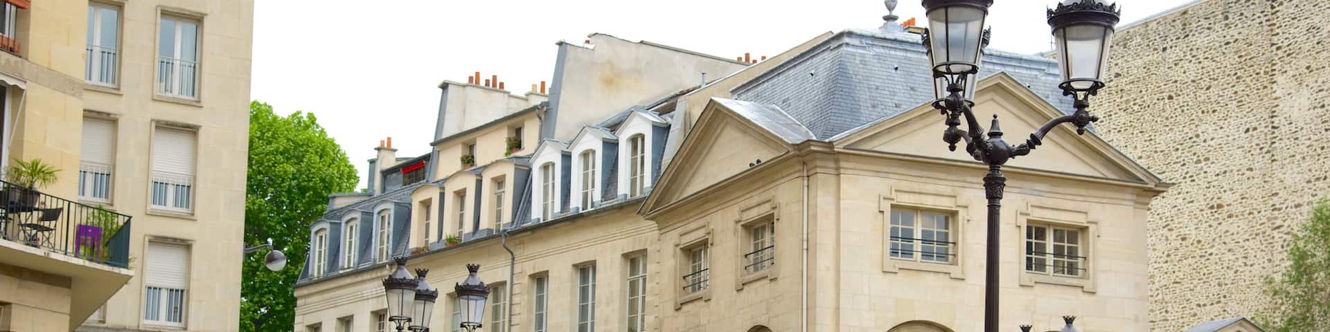 Latin Quarter - Pantheon featuring a fountain and heritage elements
