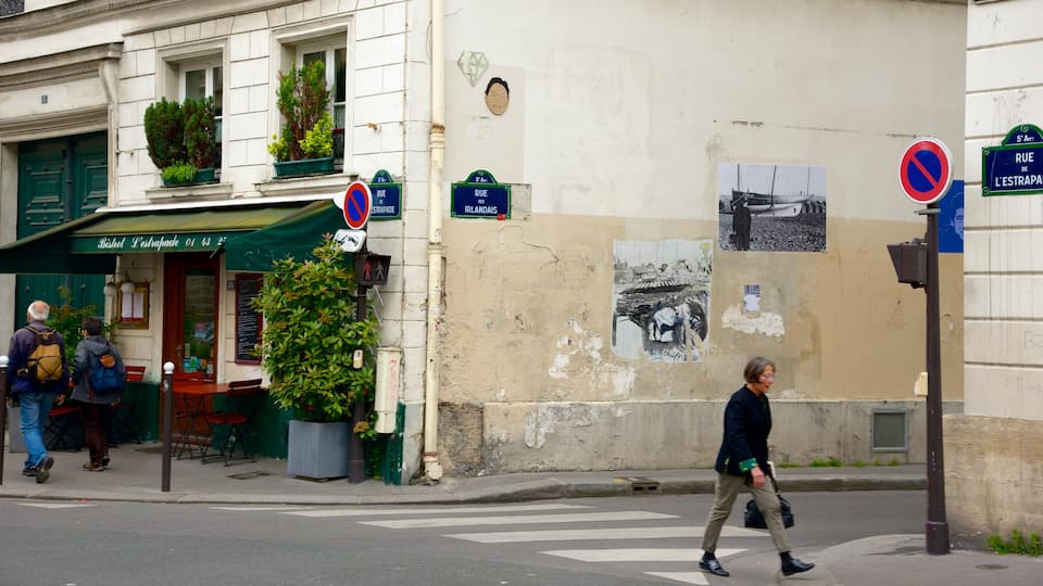 Quartier Latin - Panthéon caracterizando cenas de rua assim como uma mulher sozinha