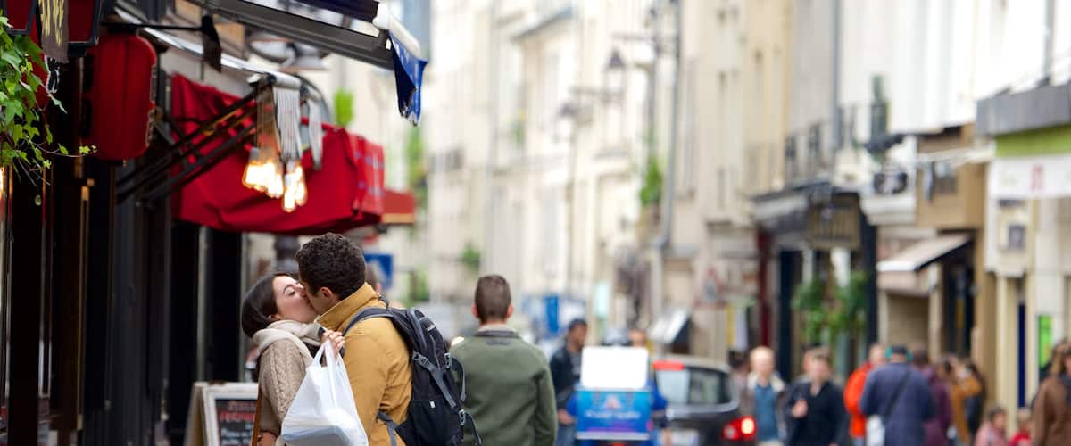 Quartier Latin - Panthéon montrant scÚnes de rue aussi bien que couple