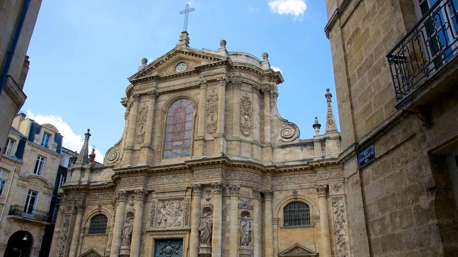 Chiesa di Notre Dame caratteristiche di architettura d\'epoca e chiesa o cattedrale