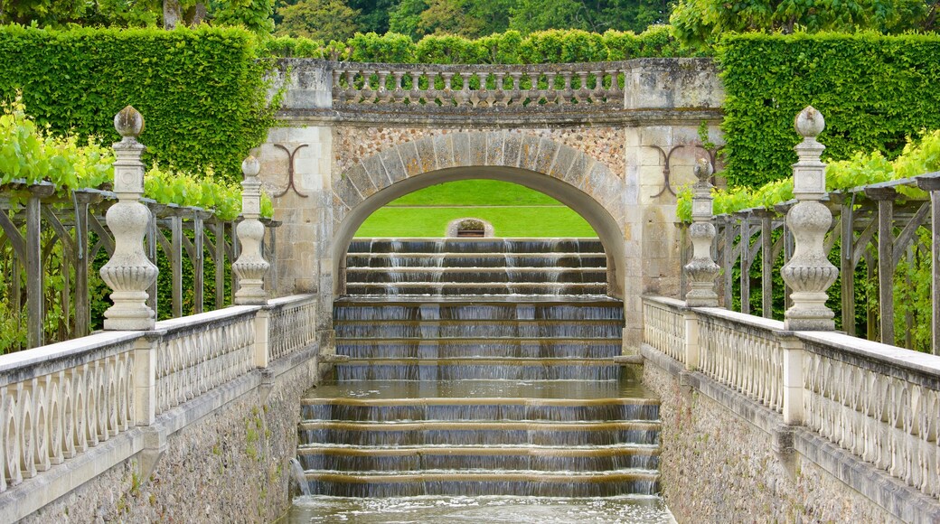 Chateau de Villandry showing a park and chateau or palace