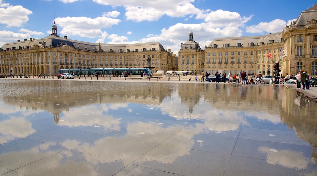 Place de la Bourse che include architettura d\'epoca e piazza