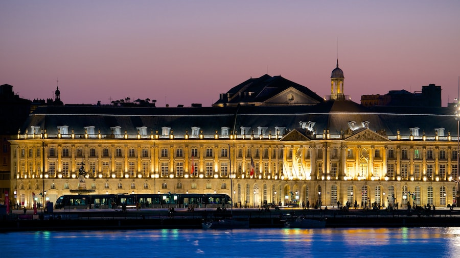Place de la Bourse presenterar en administrativ byggnad, historisk arkitektur och nattliv