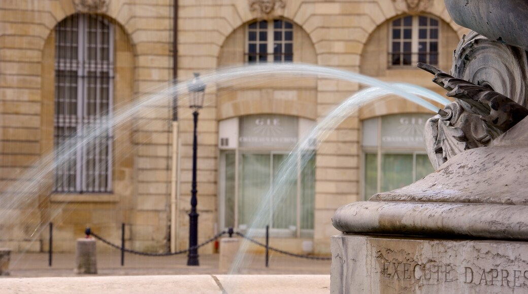 Place de la Bourse mostrando fontana
