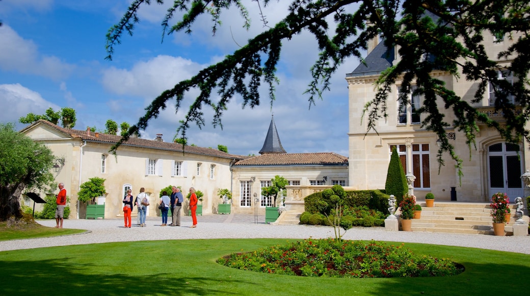 Chateau Pape Clement mostrando un parque y un castillo