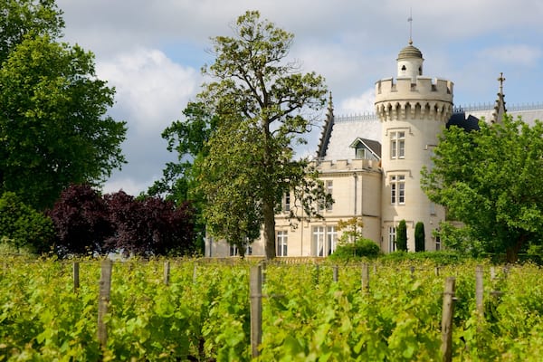 Établissement viticole Château Pape Clément mettant en vedette jardin, château et patrimoine historique