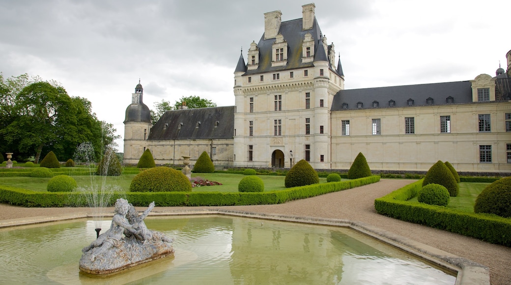 Chateau de Valencay ofreciendo un castillo, elementos del patrimonio y un parque