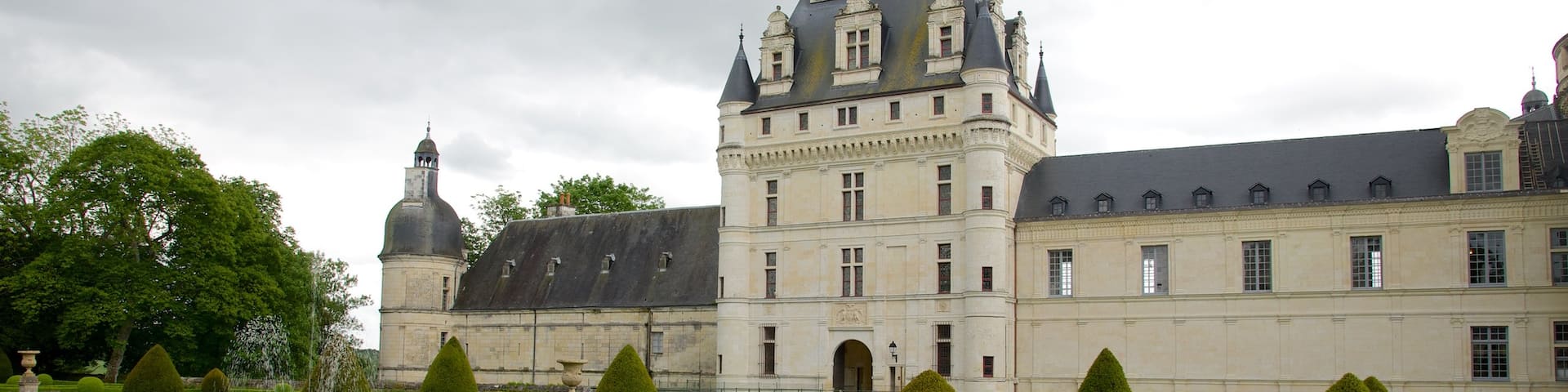 ChĂąteau de Valencay mettant en vedette jardin, patrimoine historique et chĂąteau ou palais