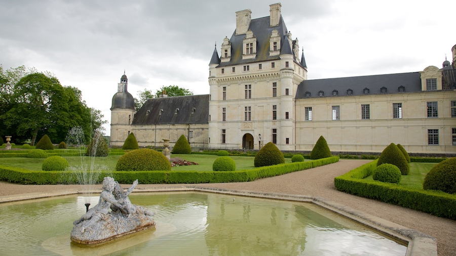 Chateau de Valencay ofreciendo un castillo, elementos del patrimonio y un parque