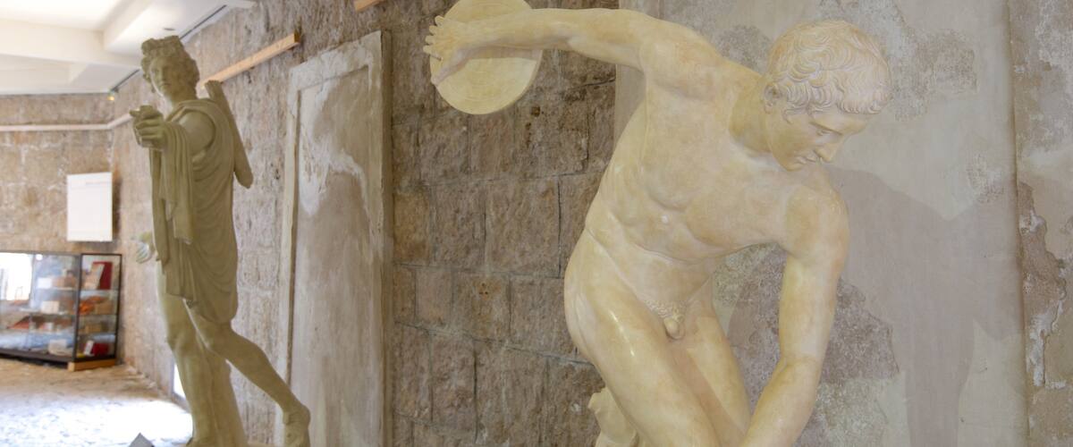 Villa Kérylos qui includes statue ou sculpture
