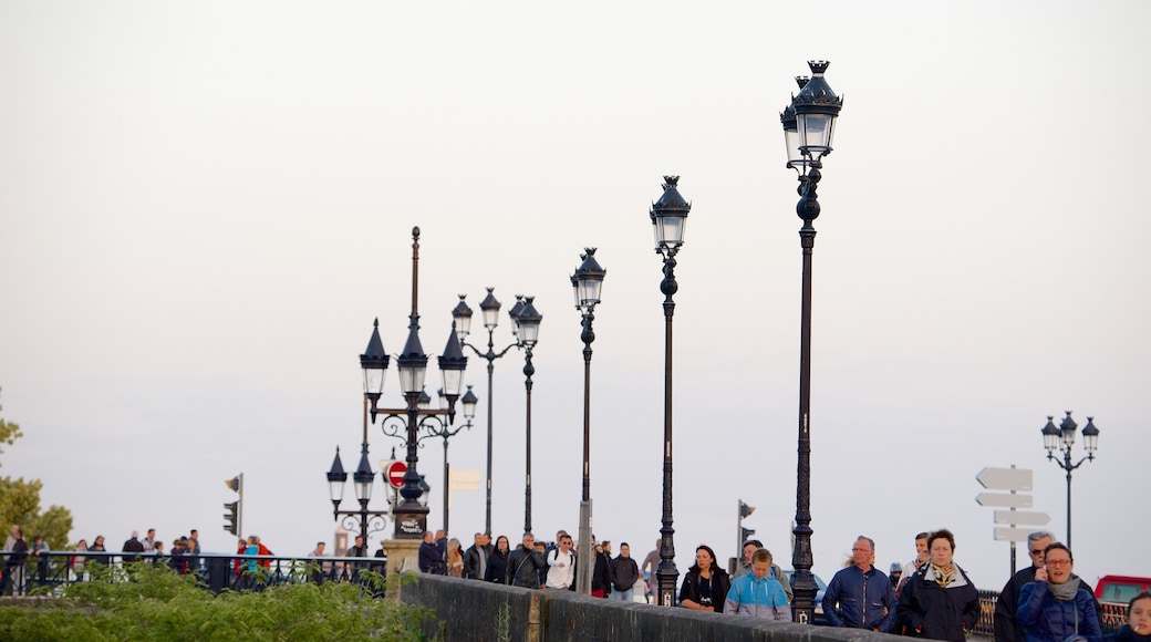 Pont de Pierre which includes a bridge as well as a large group of people